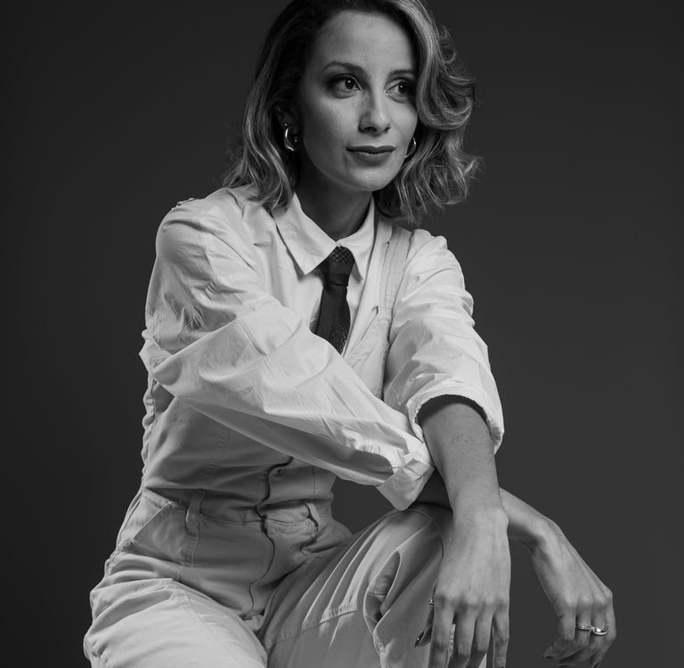 Retrato corporativo em estúdio em Barueri: mulher sentada em foto preto e branco, estilo editorial 
