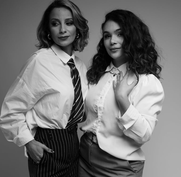 Retrato corporativo em estúdio em Barueri: mulher com fundo claro, foto profissional para LinkedIn