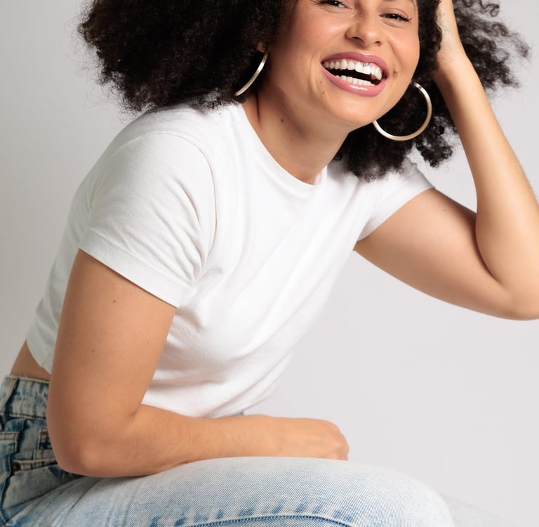 Retrato profissional em Barueri: mulher sorrindo em estúdio, foto para perfil e redes profissionais