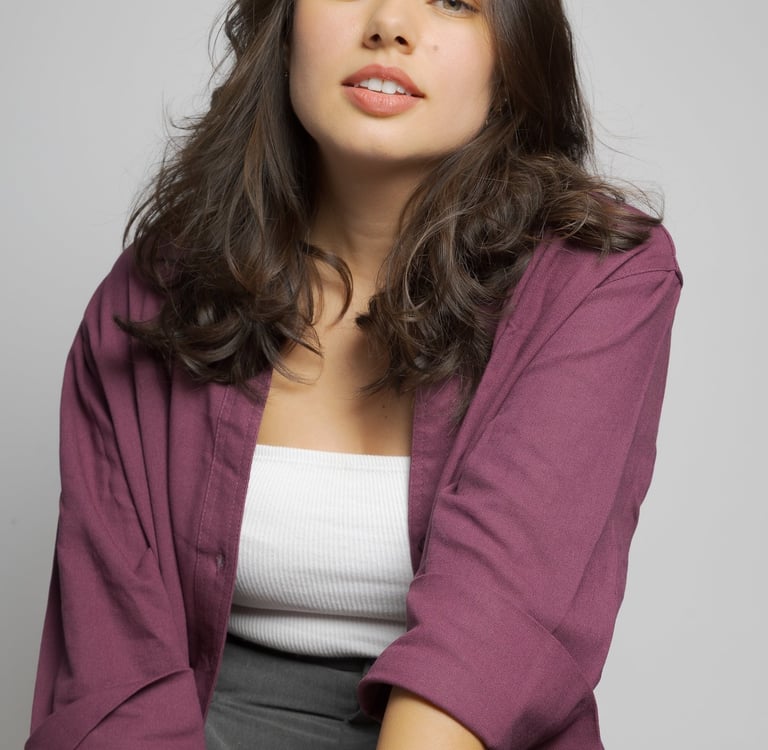 Headshot corporativo em Barueri: homem com blazer, foto profissional em estúdio com fundo escuro