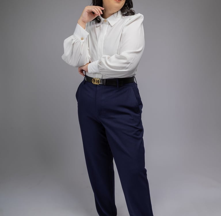 Ensaio de retrato corporativo em Barueri: mulher com camisa branca em fundo cinza, foto profissional