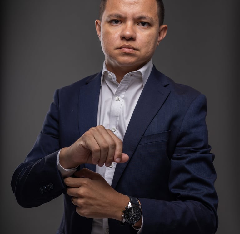 Detalhe de retrato corporativo em Barueri: homem ajustando o blazer, foto profissional em estúdio