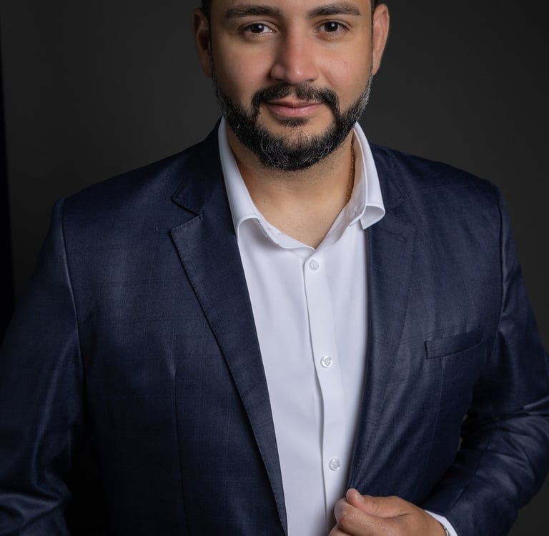 Detalhe de look executivo em ensaio corporativo em Barueri: blazer azul e camisa social, foto em est