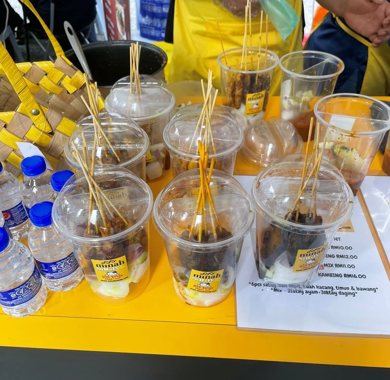 satay sprzedawany na ulicznym targu