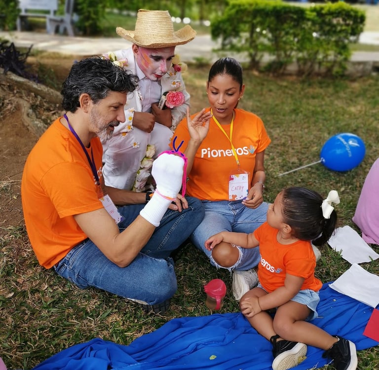 Padres con su hija y un actor en día de la familia organizado por Ukelele Jardón Infantil