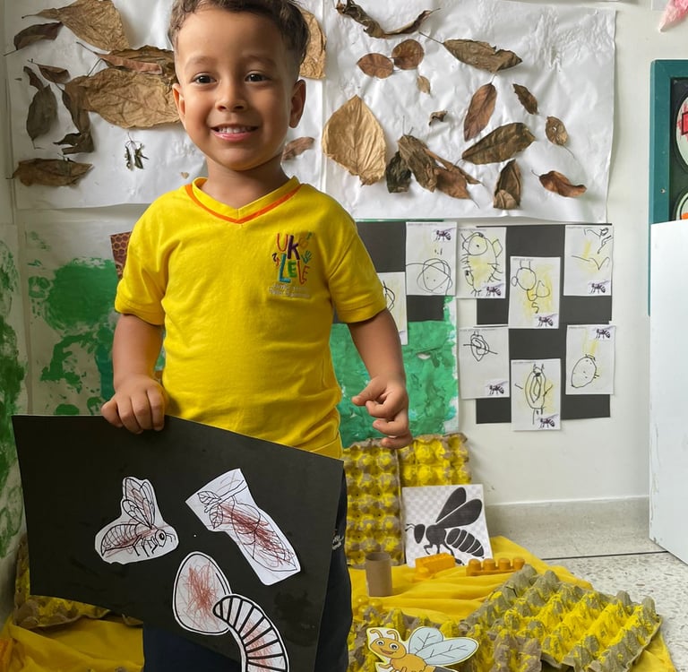 Niño mostrando proyectos en jardín infantil Ukelele