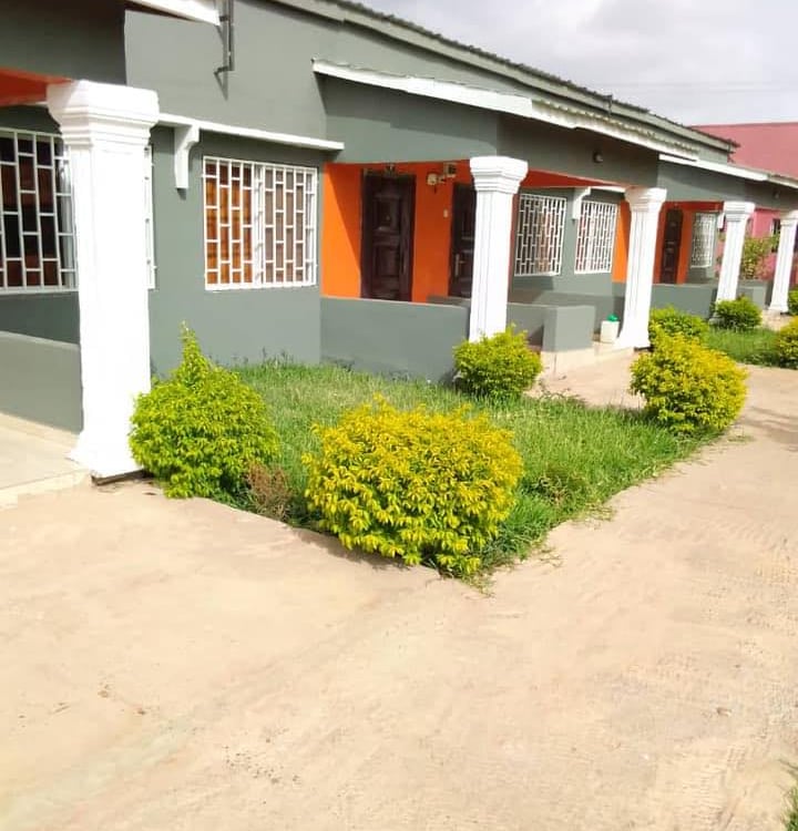 Een beeld van het Kakuba Garden Hotel, met sfeervolle gebouwen omgeven door bloeiende tuinen en groe