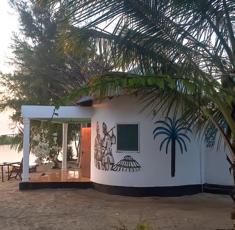 Een avontuurlijke afbeelding van de Stala Adventures Lodge in Kartong, met comfortabele hutten en t