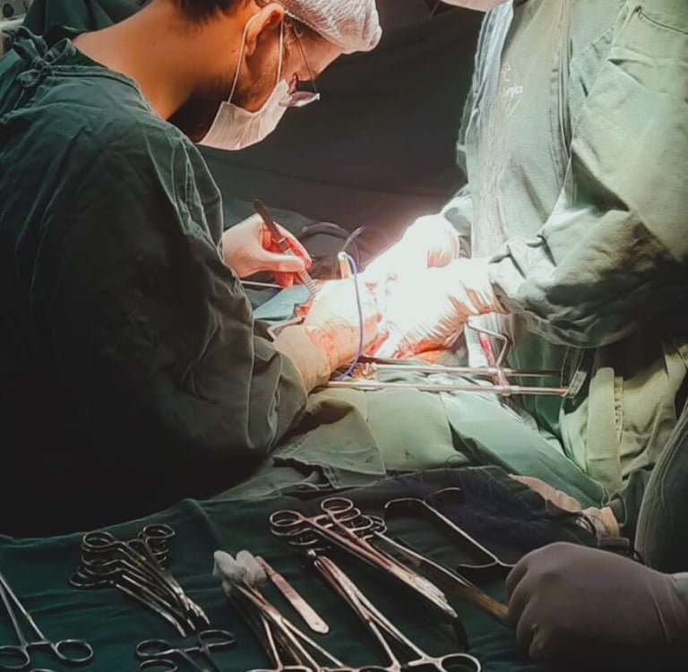 Cirurgiões operando cirurgia do aparelho digestivo