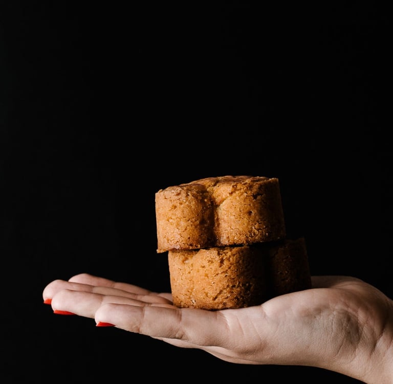 Gâteau Basque individuel de la Maison Pommiers dans une main