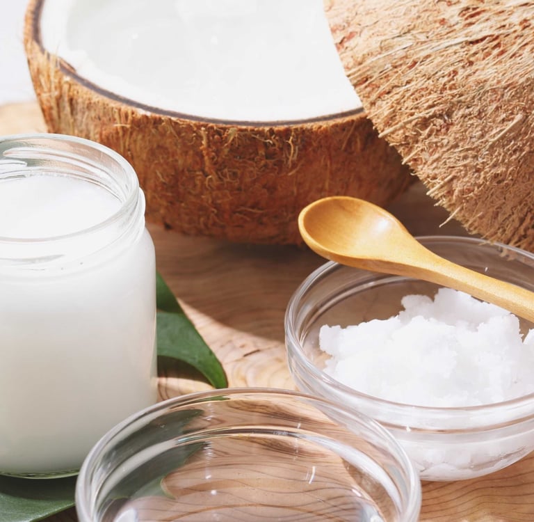 Fotografia de un recipiente de aceite cristalizado de coco junto a unos cocos