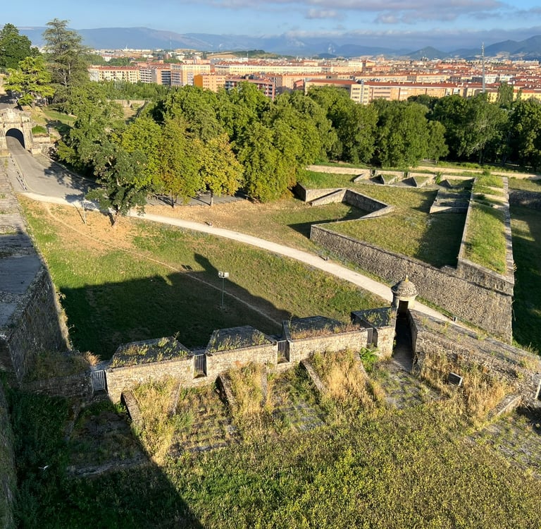Ravelin of the Kings and Portal of Zumalacarregui