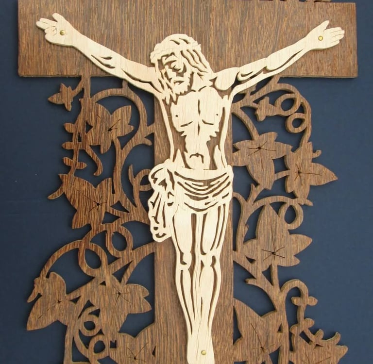 Crucificação de Cristo recortada à mão contraplacado de madeira peça de arte sacra detalhada com rendilhado floral