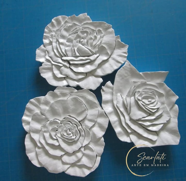 Três Rosas Escultura em Madeira de Marta Scarlati com Amor de Mãe Açores