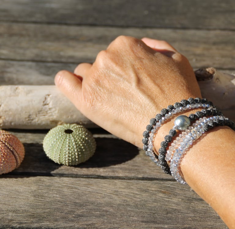 Bijoux en pierres semi-précieuses et perle de Tahiti portée en position bracelet