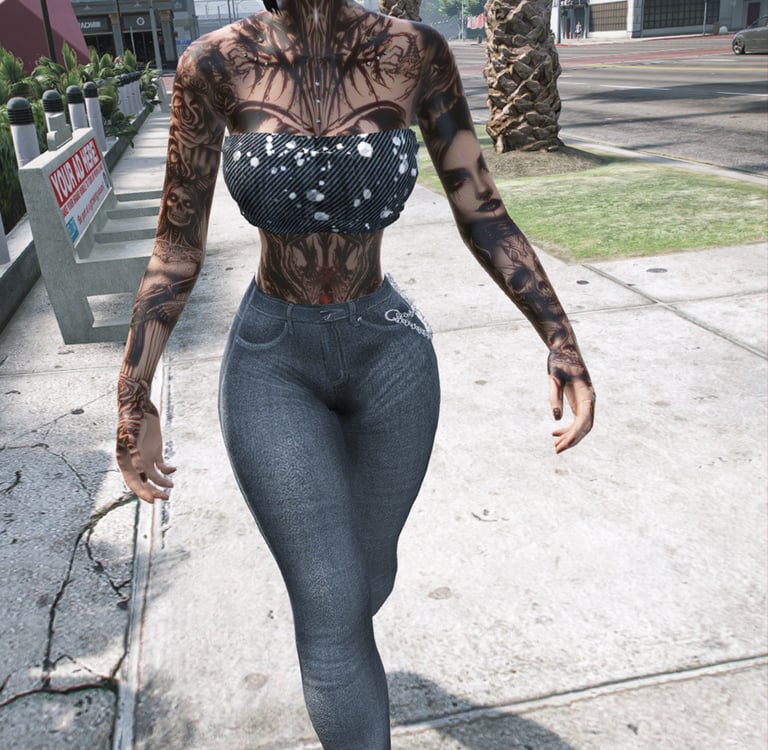 Waist-enhancing denim with silver-blue chain accent