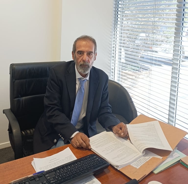 Ο ποινικολόγοσ Τσοβόλας μελετά δικογραφία για κακούργημα