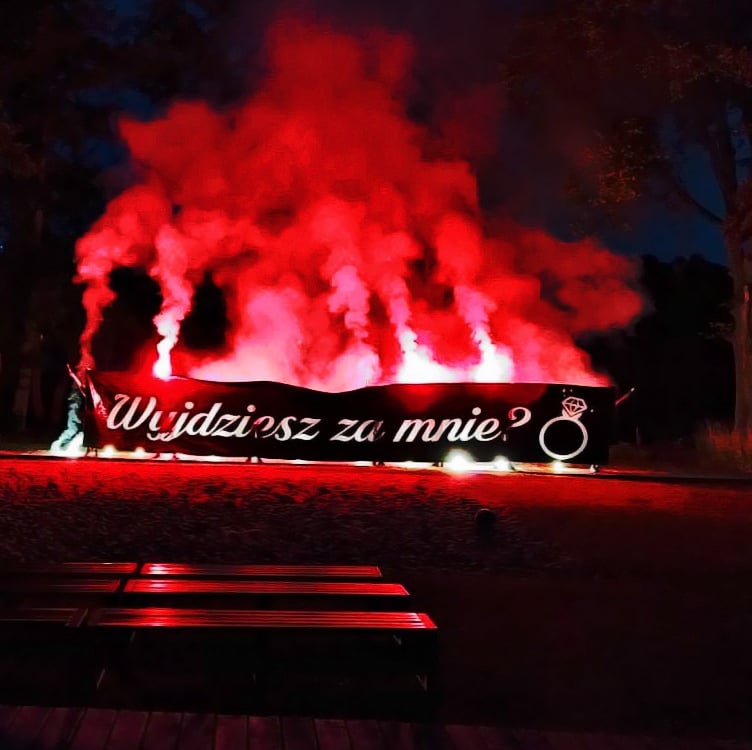 baner zaręczynowy z napisem wyjdziesz za mnie