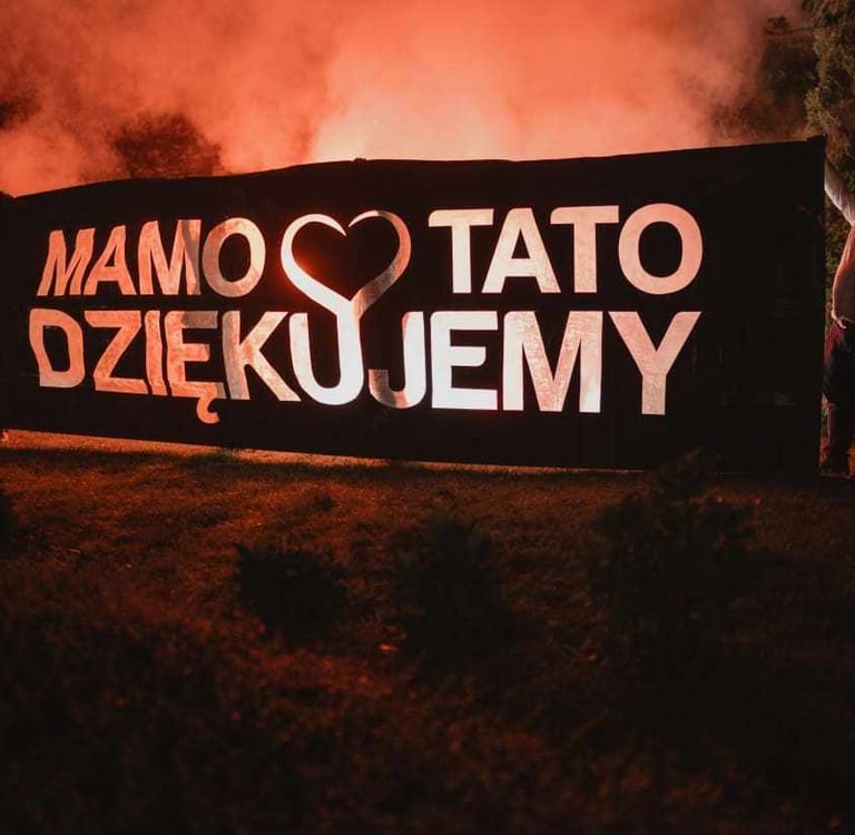 płonący napis pirotechniczny mamo tato prezent dla rodziców