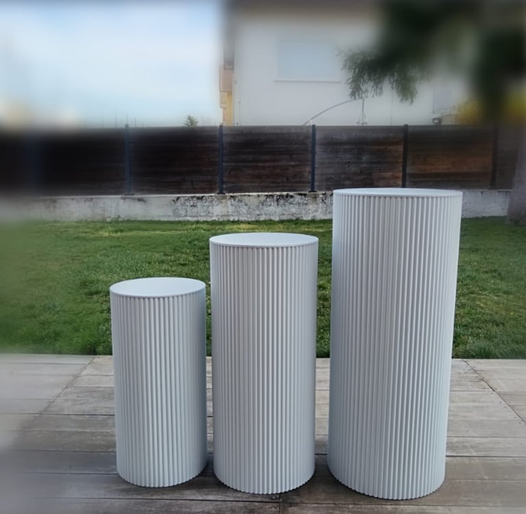 colonnes striées en métal