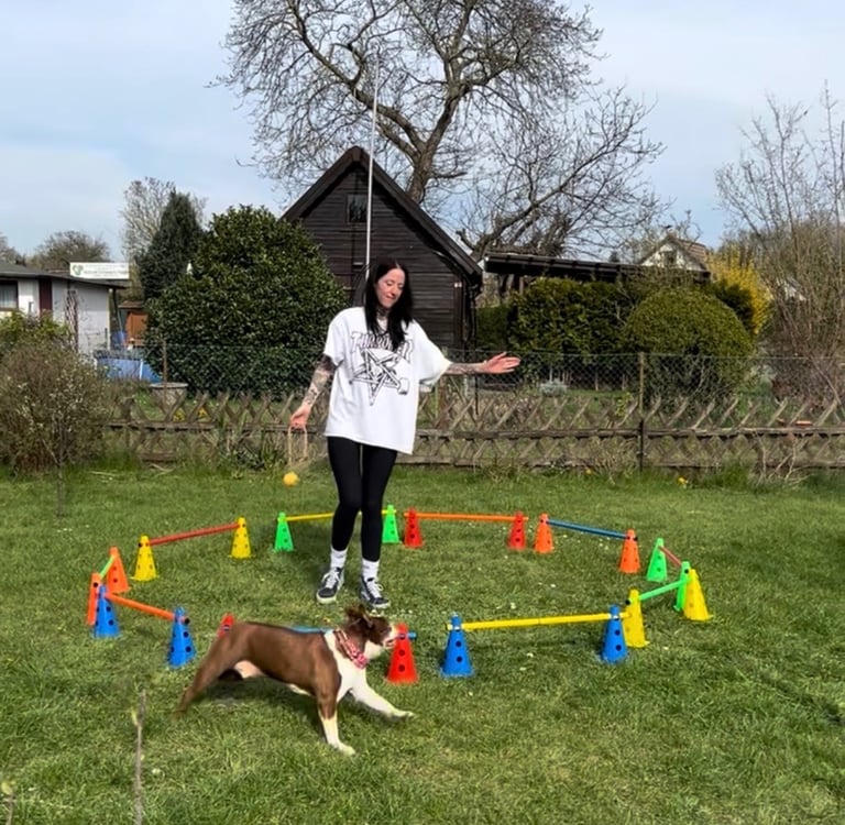 Jessy von Riotdog mit ihrem Hund Murphy beim Longieren