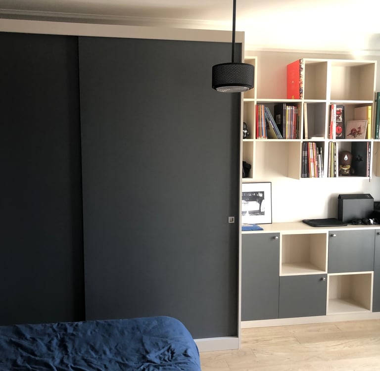 meuble dressing bureau sur mesure noir et bois clair 