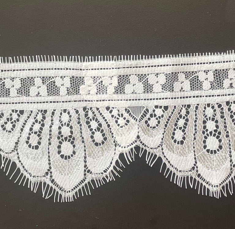 Blonde stosning af skrædder I usynlig syning af vintage look blonde