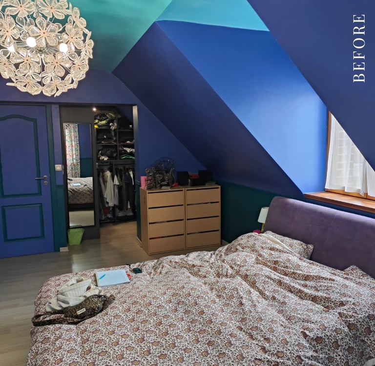 vue sur un dressing ouvert, commode en bois et murs bleus