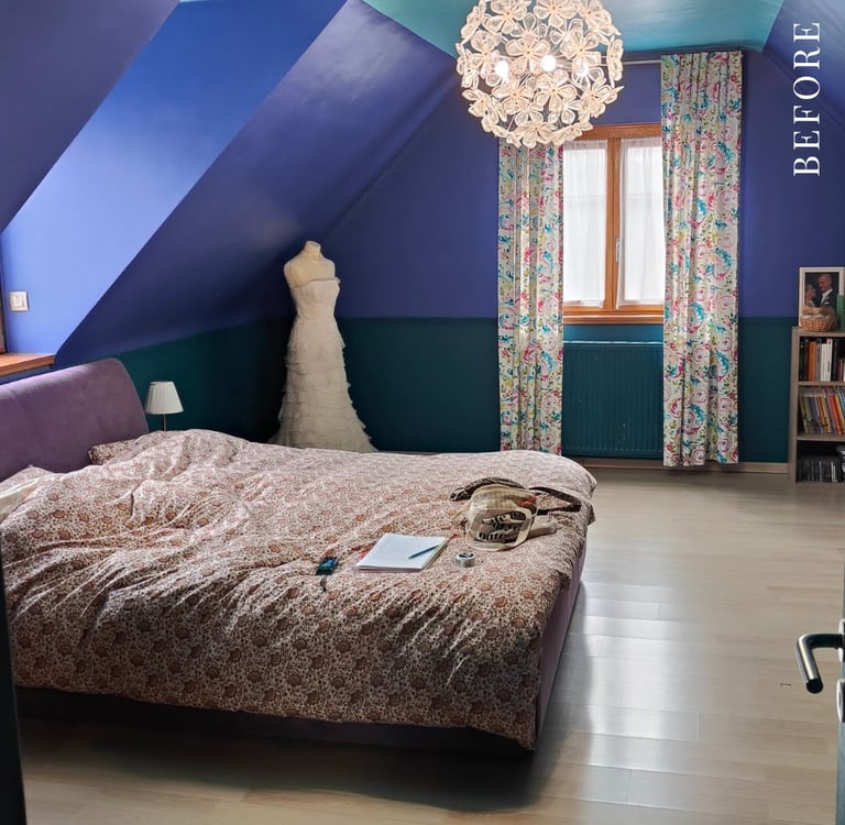 chambre avec lit 2 places murs vert et bleu, plafond bleu turquoise, luminaires rond à fleurs 