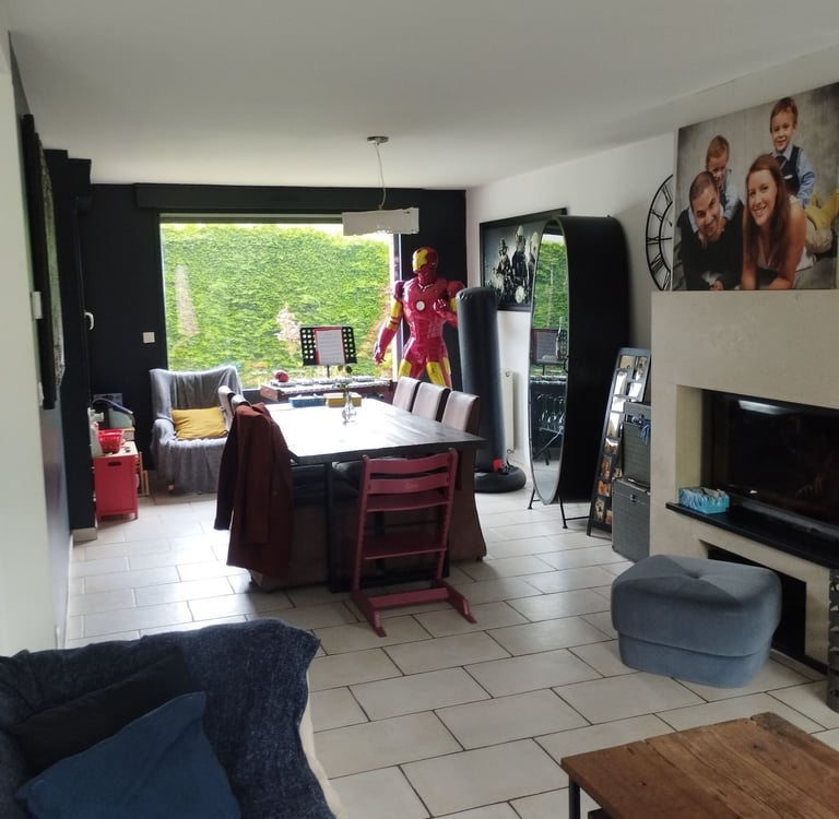 salle à manger murs noirs et carrelage blanc