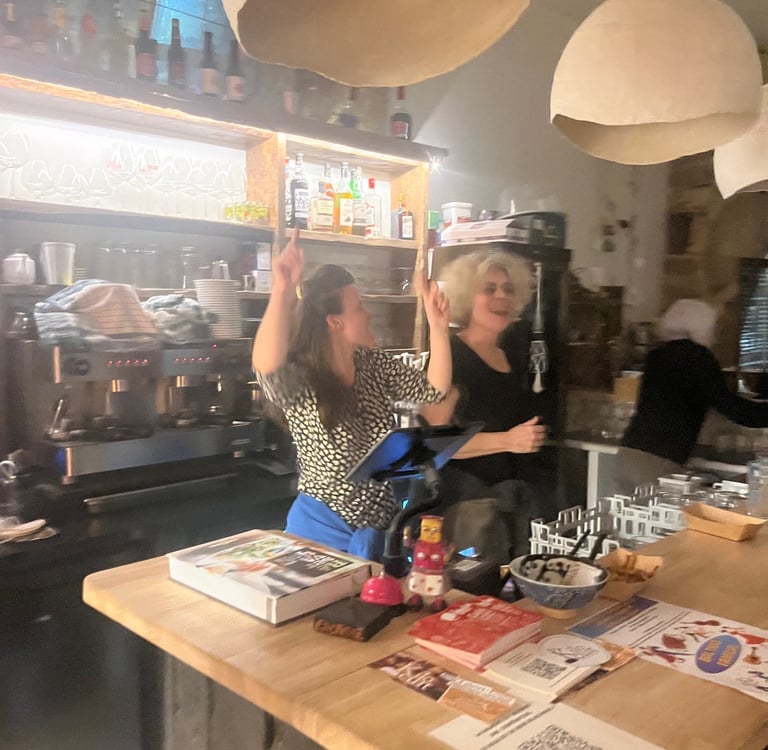 Lolita et Cécile derriere le bar