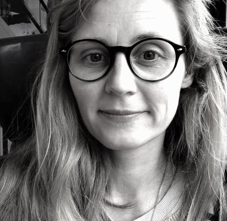 Portrait photo en noir et blanc artiste Eva Girardeau