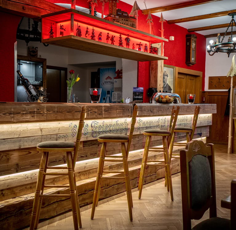 beleuchteter Barbereich mit rustikalen Holzbalken