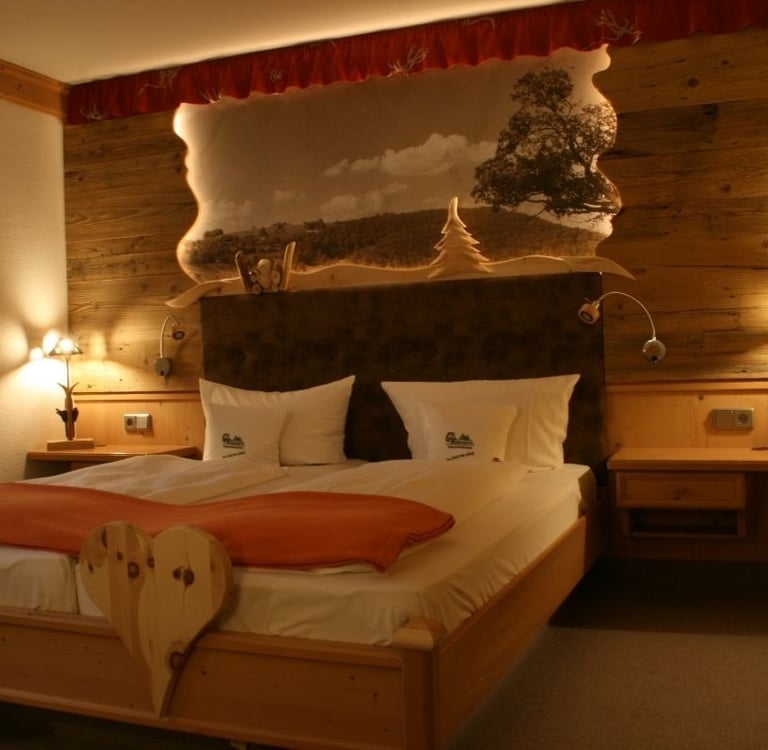 Doppelbett aus Holz mit Rückwand in gepolsterter Lederoptik