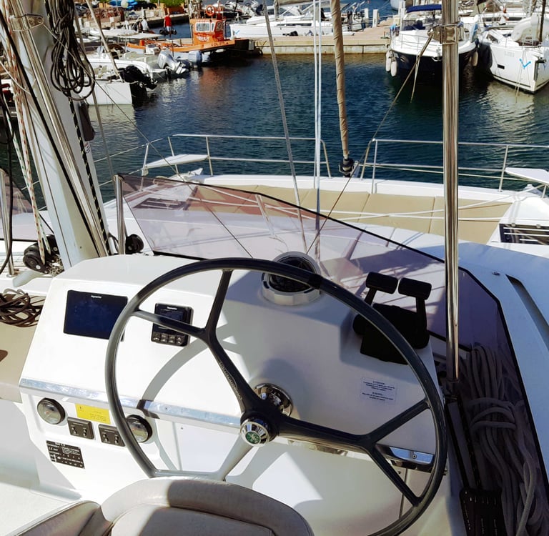 Katamaran Steuerstand Portisco