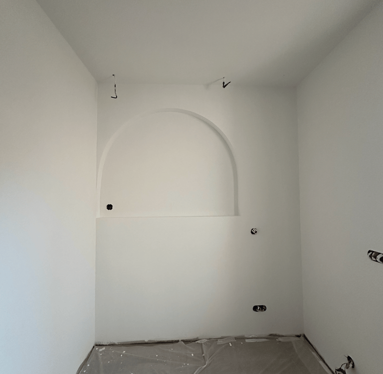 Chambre supplémentaire pour un projet d'architecture à La Ciotat. Tête de lit arche placo