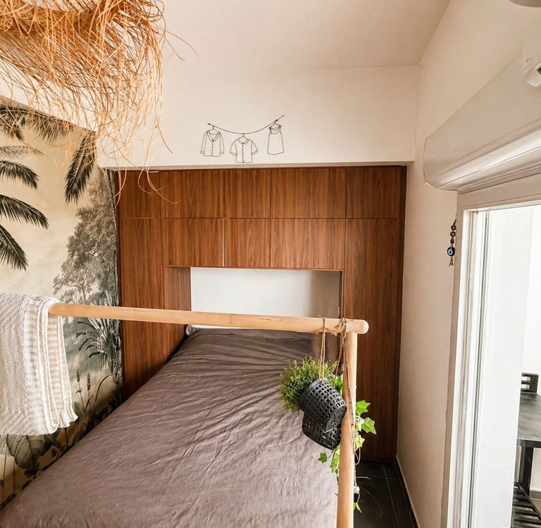 Aménagement chambre à La Ciotat : dressing pont de lit en bois, papier peint jungle et déco bohème.