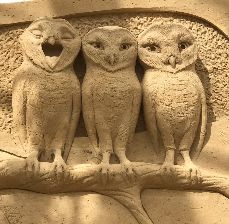 Eulen in der Sandskulpturenausstellung in Prora