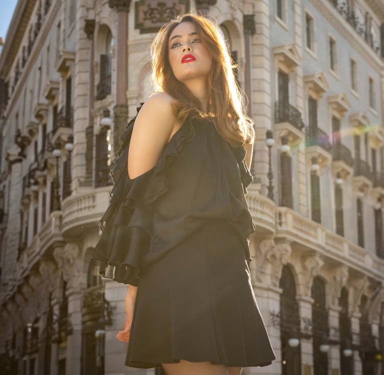 Fotografía de una modelo con un edificio de fondo