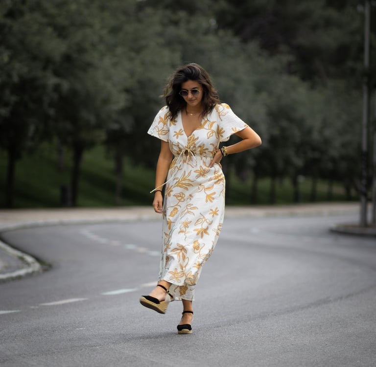mujer posando con un vestido veraniego para una sesión de fotos profesional