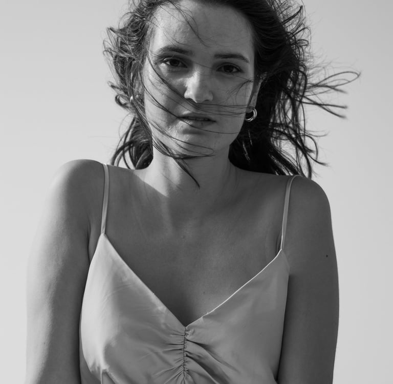 Fotografía en blanco y negro de una modelo mirando intensamente a a cámara