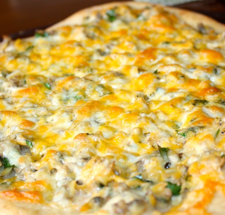 cheesy clam pizza
