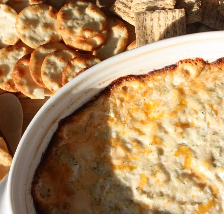 crabtastic dip with crakers