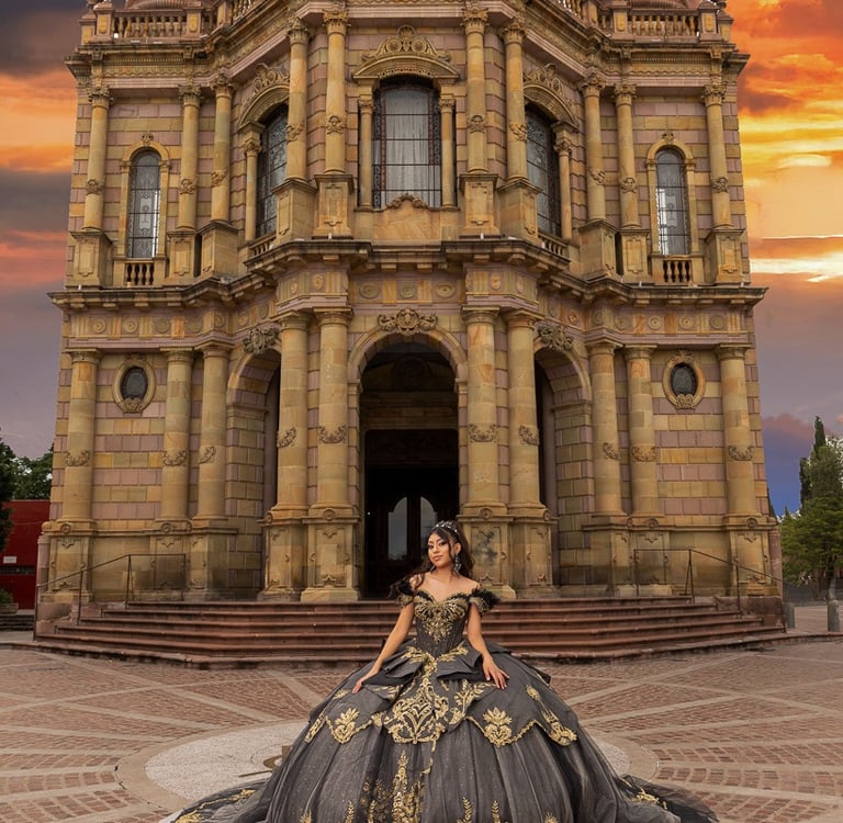 Quinceañera posando para sesión editorial en jardines representativos de Aguascalientes.