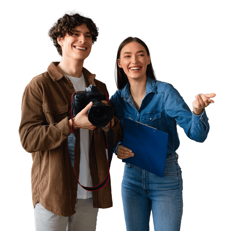 un uomo e una donna in piedi uno accanto all'altro con una macchina fotografica