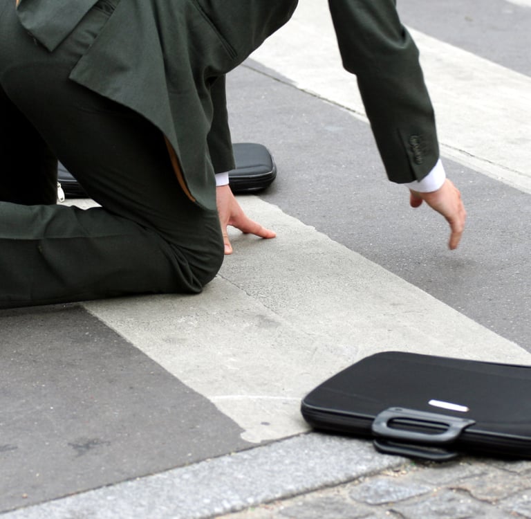 Responsabilidad por caídas en la vía pública debido a obras