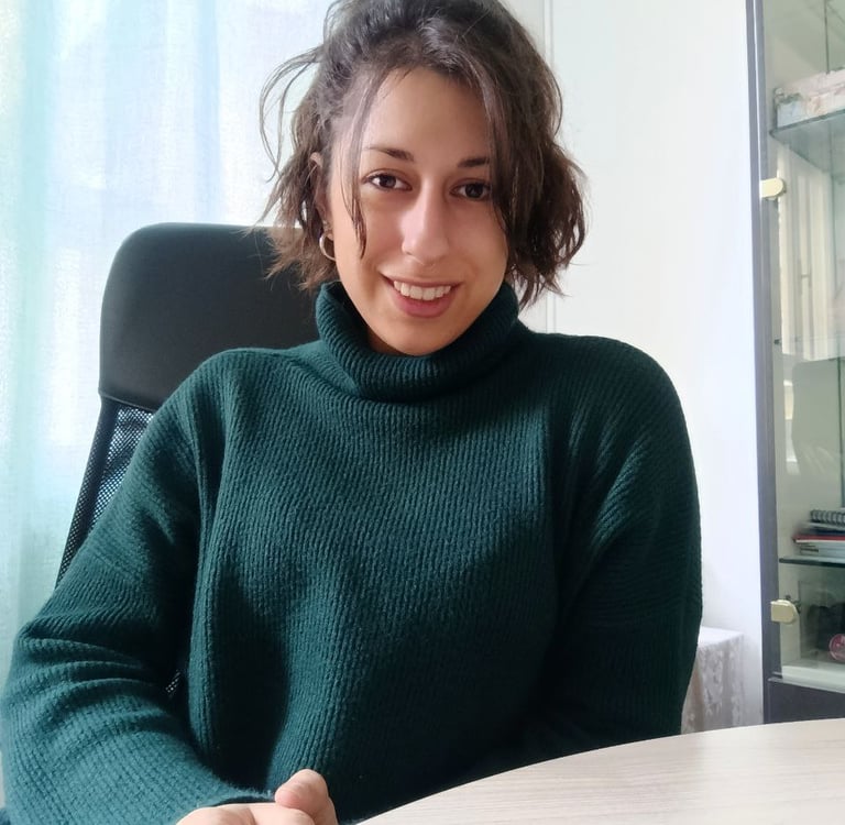 In questa foto è possibile osservare la Dottoressa Barbara Bruni Cerchier presso il suo studio.