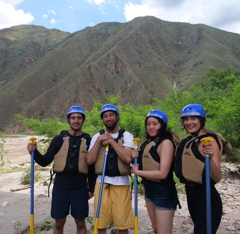 personas felices por practicar rafting en el camino del chicamocha 