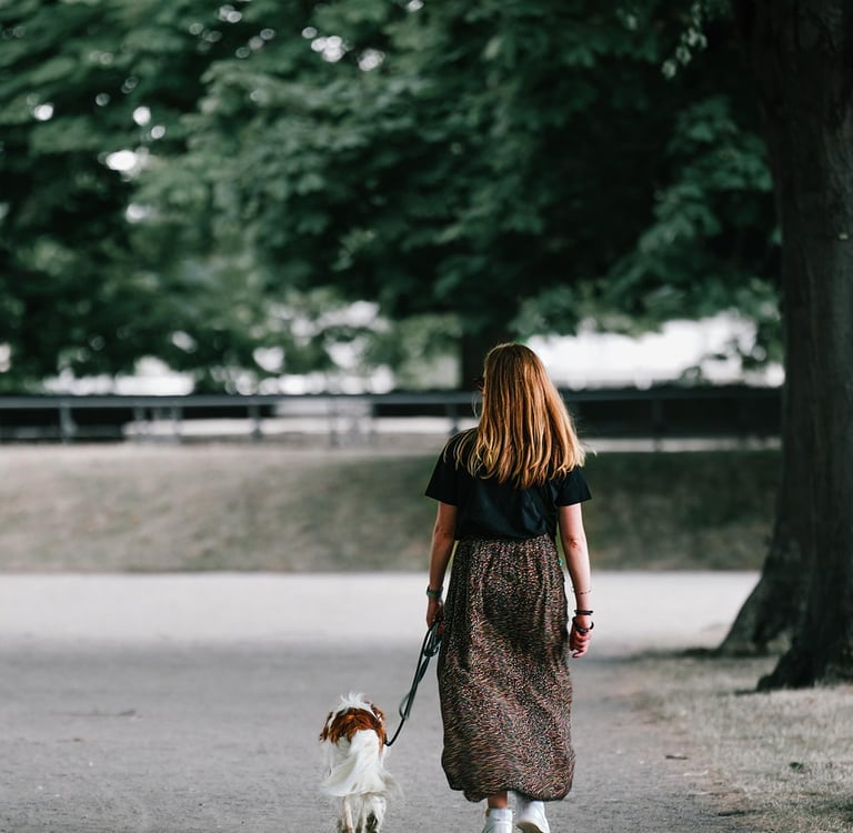 Frau mit Hund an lockerer Leine
