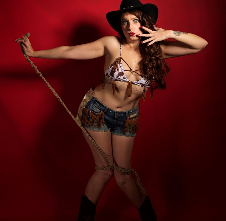 Pin up cowgirl. Femme chapeau de cowby et lasso. Pin up.